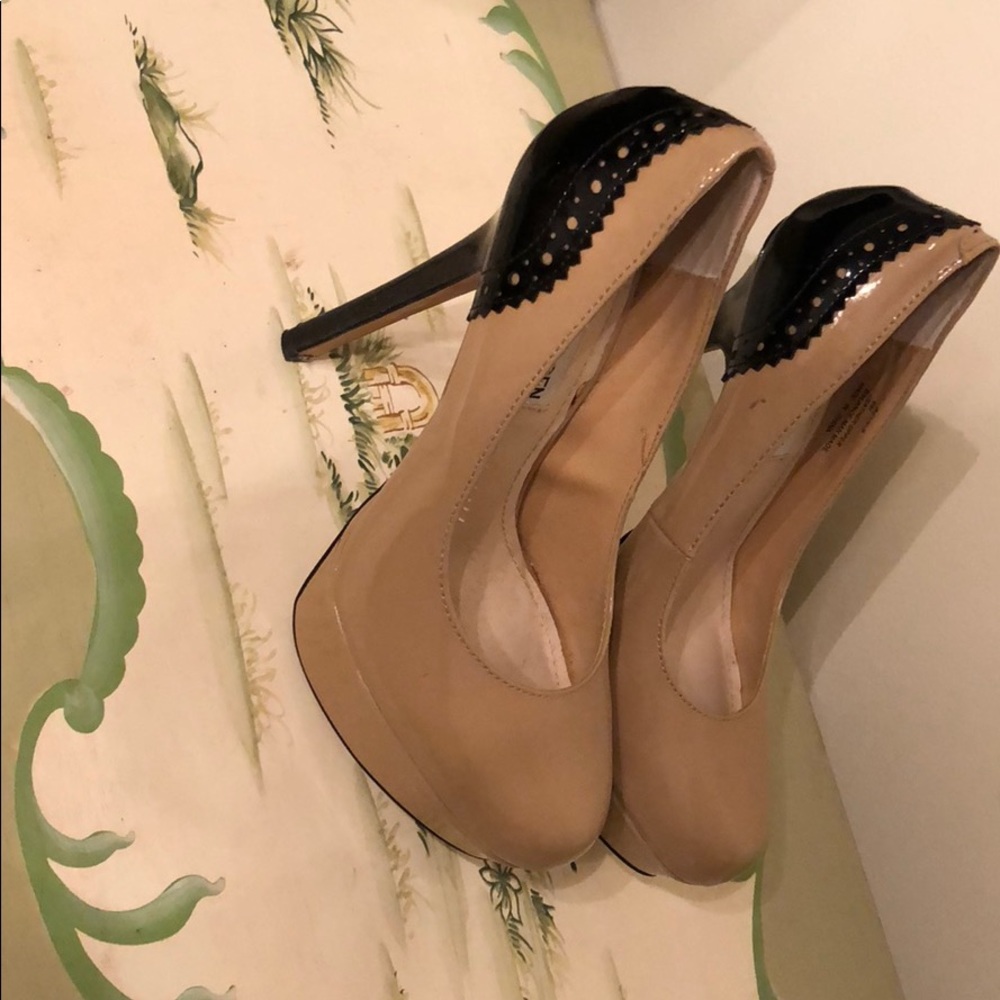 Steve Madden. Nude and black patent pumps